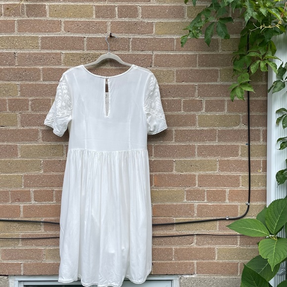 Dress: French Connection Flowy White Knee-Length Lace Detail Dress - Picture 2 of 11